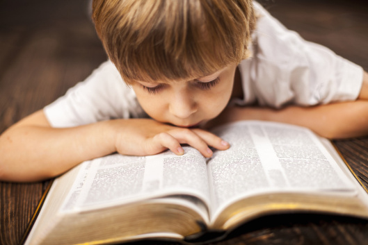 dziecko czyta biblic2