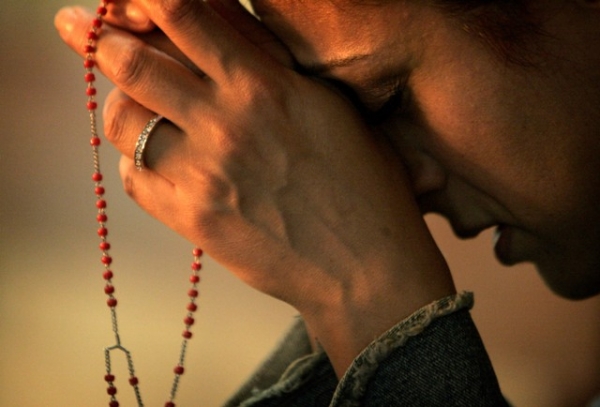 praying the rosaryimage